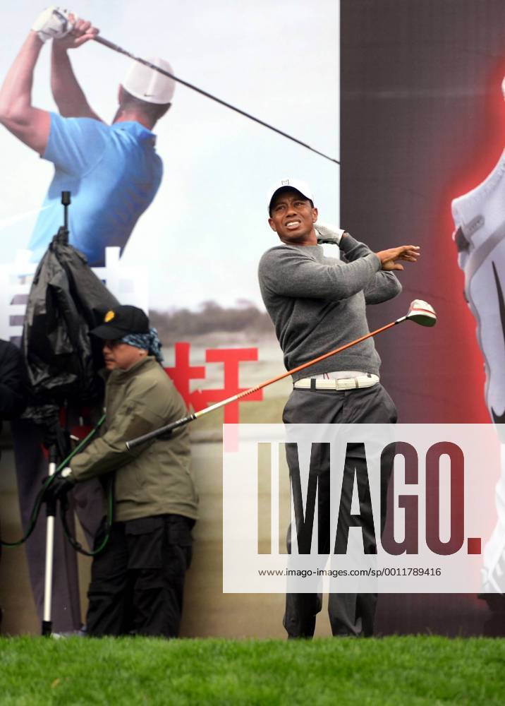 (CHINA OUT) Tiger Woods of USA in action during the Duell of Tiger Woods and Rory McIlroy at Jinsha Lake Golf Club on October 29, 2012 in Zhengzhou, Henan Province of China. CFP433094463