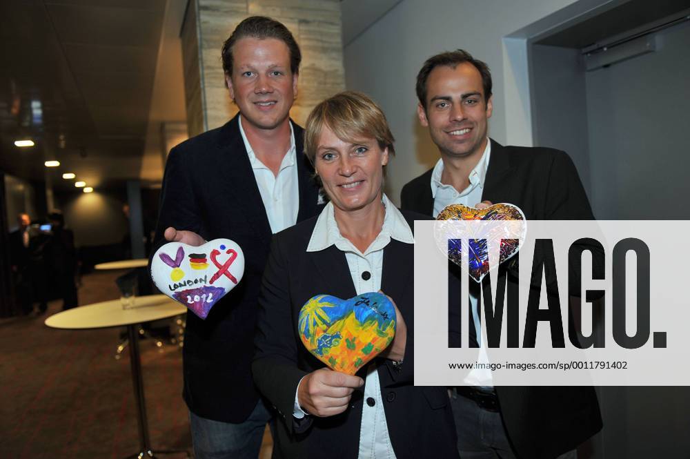 Kinderherz - Sportler bemalen Herzen für herzkranke Kinder, München, Pressekonferenz Jutta Kleinschmidt Motorsport, Philipp Zeller und Max Weinhold Hockey 08.10.2012