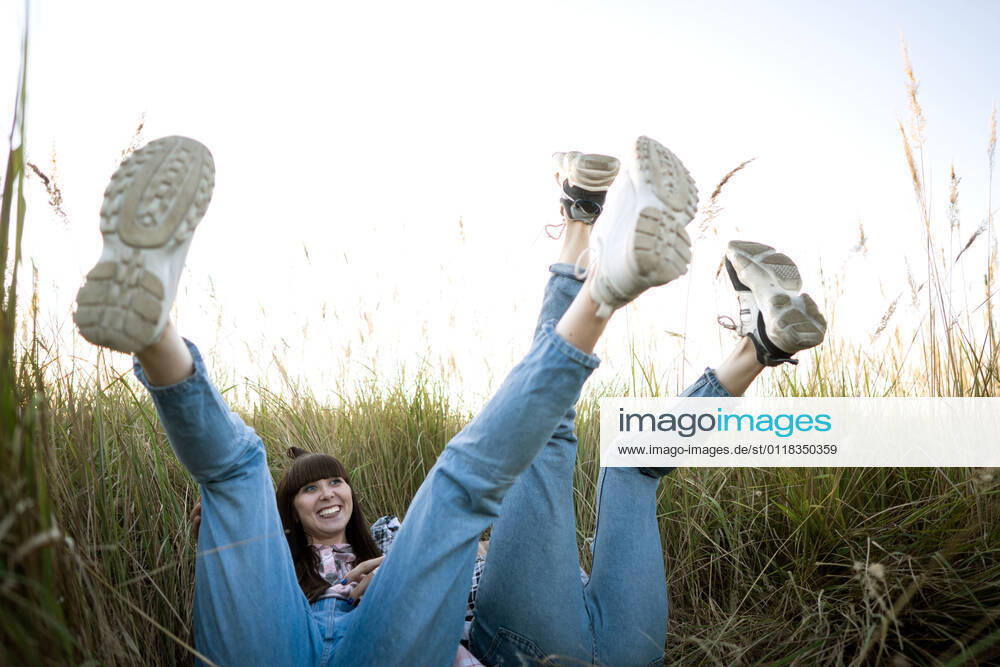 IMAGO Creative: Jahreszeit Frühling, Picknick IMAGO Creative: Landleben - Alfresco, Draußen Fashion twin girls posing in jeans clothes in the field CR_NAOS210518-747300-01 ,model released, Symbolfoto