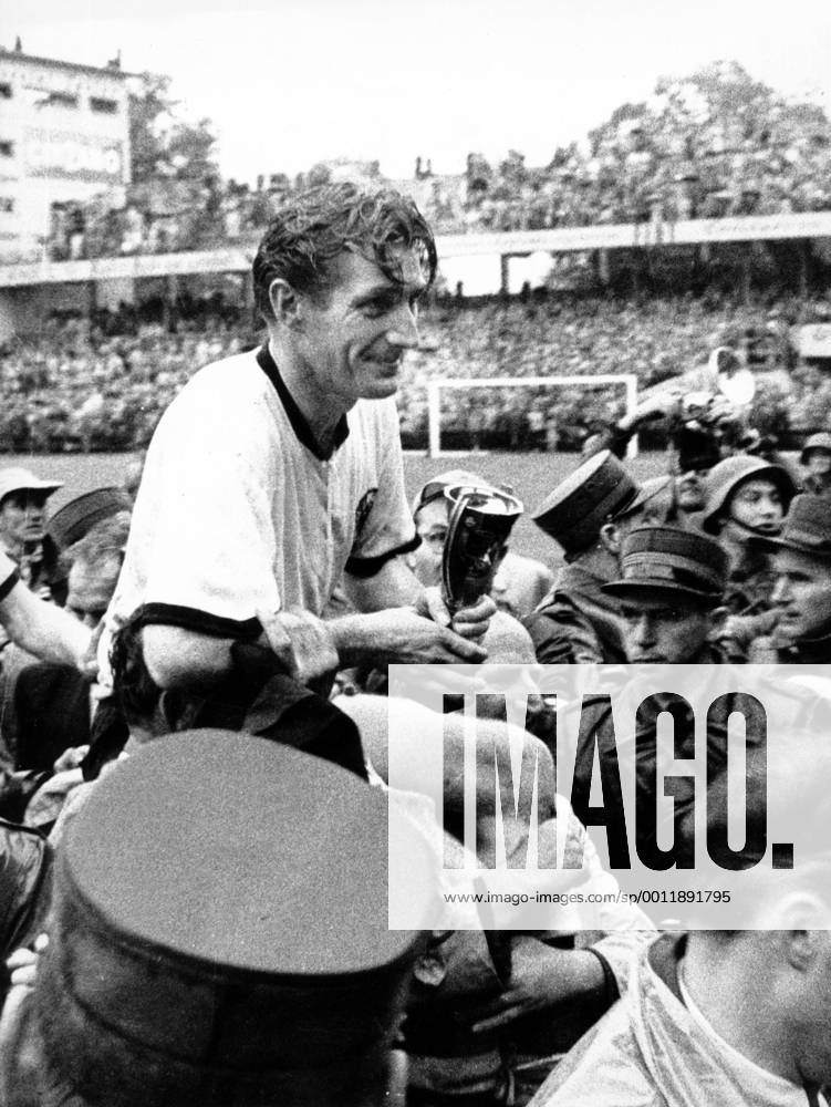 Fritz Walter (BR Deutschland) präsentiert den Coupe Jules Rimet