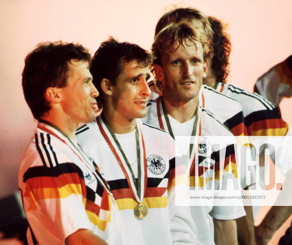 Durch einen verwandelten Foulelfmeter von Andreas Brehme sicherte sich die DFB-Auswahl am 8. Juli 1990 im Olympiastadion von Rom den dritten Weltmeistertitel für den Deutschen Fußball Bund. Abgekämpft aber glücklich die Deutschen Spieler nach der Übergabe der Medaillen. Von links: Torschütze Andreas Brehme, Pierre Littbarski und Lothar Matthäus.