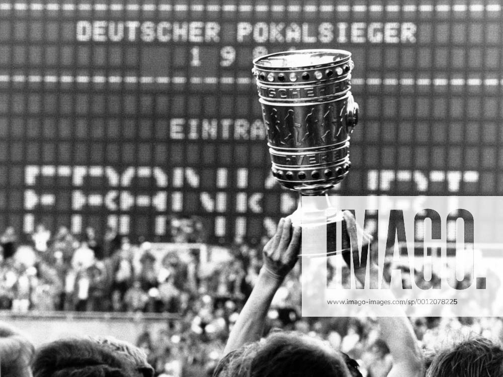 DFB Pokalsieger Eintracht Frankfurt: Pokal wir in die Höhe gestemmt