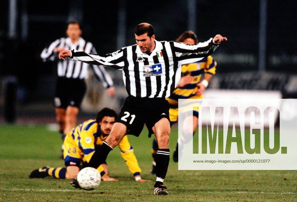 Zinedine Zidane (Juve) am Ball Fußball Herren Saison 1998 1999: Serie A, Italienische Liga, Meisterschaft, Juventus Turin, Juve - AC Parma Gruppe Stadio Delle Alpi Turin Dynamik,