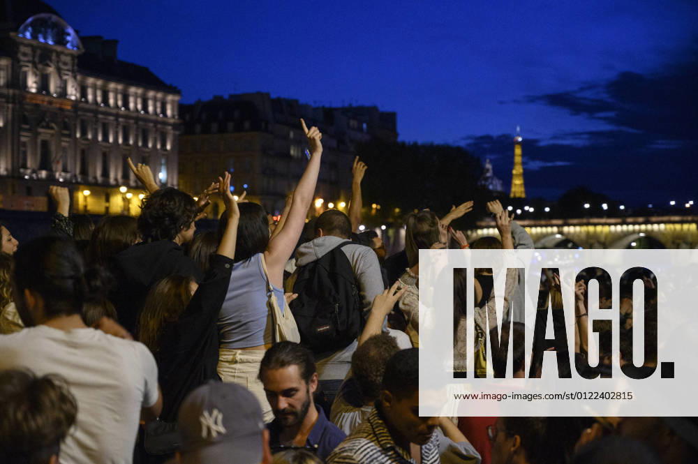 Despite the government s restrictions, Parisians will meet in the parks on the banks of the Seine or in the squares to celebrate the end of the curfew and the fete de la musique, in Paris on 21 June 2021. JulienxMattiax Pictorium LePictorium_0249704