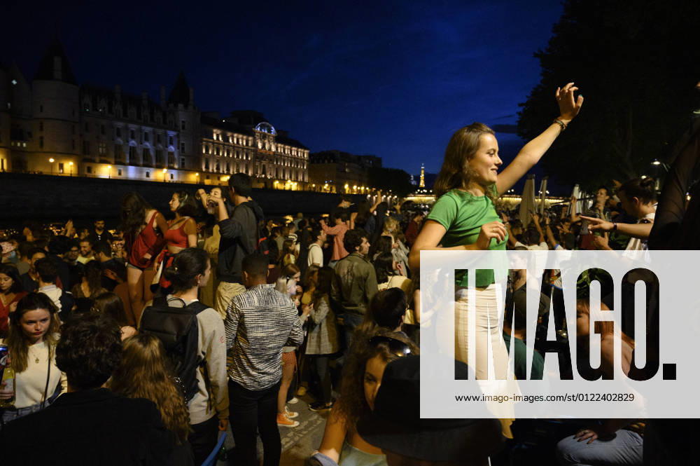 Despite the government s restrictions, Parisians will meet in the parks on the banks of the Seine or in the squares to celebrate the end of the curfew and the fete de la musique, in Paris on 21 June 2021. JulienxMattiax Pictorium LePictorium_0249712