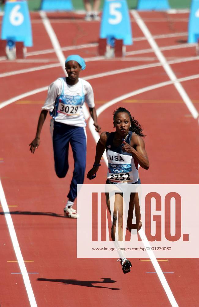 Gail Devers (USA) läuft Fartun Abukar Omar (Somalia), die sich auf der falschen Bahn befindet, davon Leichtathletik OS Sommer Damen Olympische Sommerspiele Athen 2004, Olympia, Olympiade, Spiele, Vdig Gruppe Maroussi Überlegenheit,