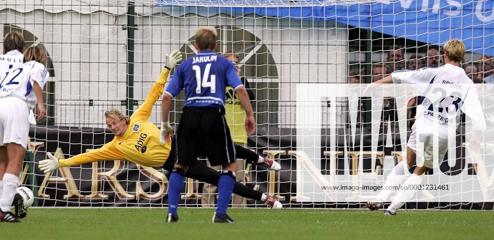 Guido Spork (re., Paderborn) verwandelt sicher seinen Elfmeter gegen Torwart Martin Pieckenhagen (HSV) Fußball Herren DFB-Pokal 2004 2005, Pokalspiel, SC Paderborn - Hamburger SV 4:2, Hamburg Gruppe Paderborn Dynamik