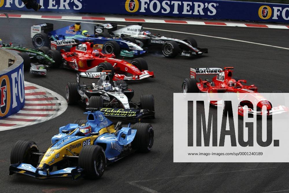 Es wird eng beim Start zum GP von Belgien in Spa-Francorchamps 2004: Fernando Alonso (Spanien Renault) führt vor David Coulthard (Schottland McLaren-Mercedes) und Michael Schumacher (Deutschland Ferrari, re.) das Feld durch die La Source-Kurve Motorsport Grand Prix Herren Großer Preis von Belgien 2004, Formel 1 Weltmeisterschaft, F1, F, GP, WM Gruppe Spa-Francorchamps