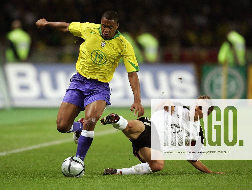 Julio Baptista (Brasilien, li.) gegen Philipp Lahm (Deutschland) Fußball Länderspiel Herren Länderspiel 2004, Freundschaftsspiel, Test, Testspiel, Nationalmannschaft, Nationalteam, Gruppe Aufmacher Berlin Dynamik,
