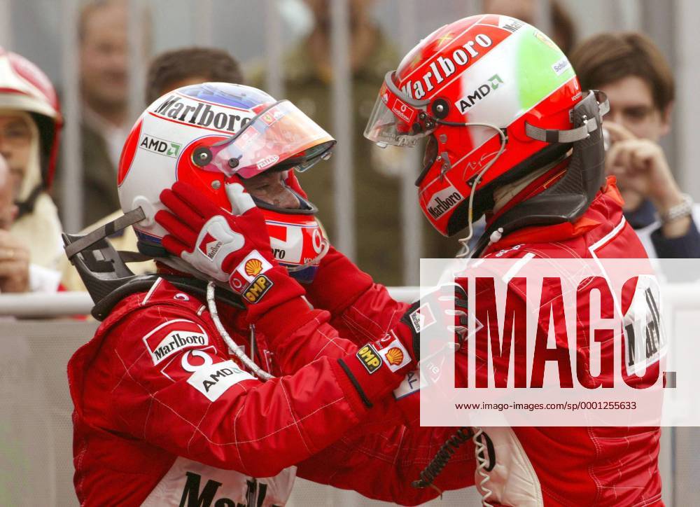 Rubens Barrichello (Brasilien, li.) und Michael Schumacher (Deutschland beide Ferrari) feiern ihren Doppelsieg in Monza Motorsport Grand Prix Herren Großer Preis von Italien 2004, Formel 1 Weltmeisterschaft, F1, F, GP, WM, Vdig Gruppe Monza Freude,