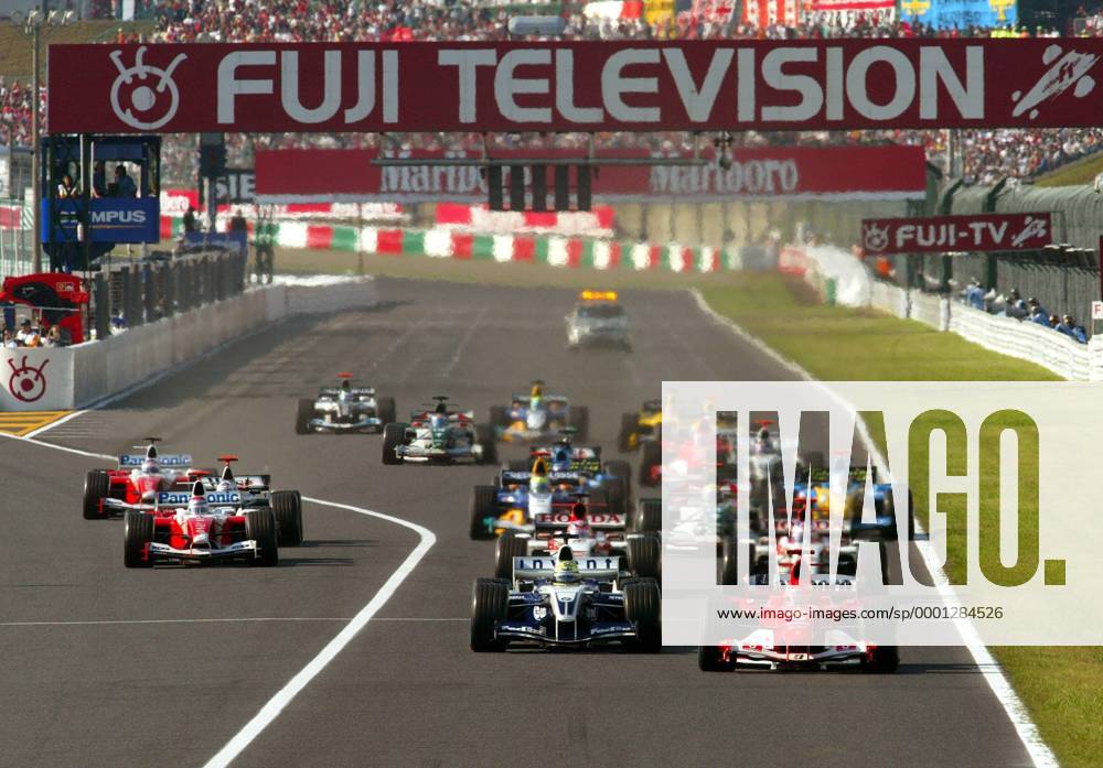 Start zum GP von Japan in Suzuka 2004: Michael Schumacher (Deutschland Ferrari, re.) führt das Feld vor seinem Bruder Ralf Schumacher (Deutschland BMW-Williams) an Motorsport Grand Prix Herren Großer Preis von Japan 2004, Formel 1 Weltmeisterschaft, F1, F, GP, WM Totale International Racing Course Suzuka Dynamik,