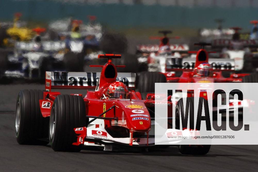 Michael Schumacher (Deutschland Ferrari) führt nach dem Start zum GP von Ungran in Budapest 2004 das Feld an Motorsport Grand Prix Herren Großer Preis von Ungarn 2004, Formel 1 Weltmeisterschaft, F1, F, GP, WM Gruppe Hungaroring Budapest