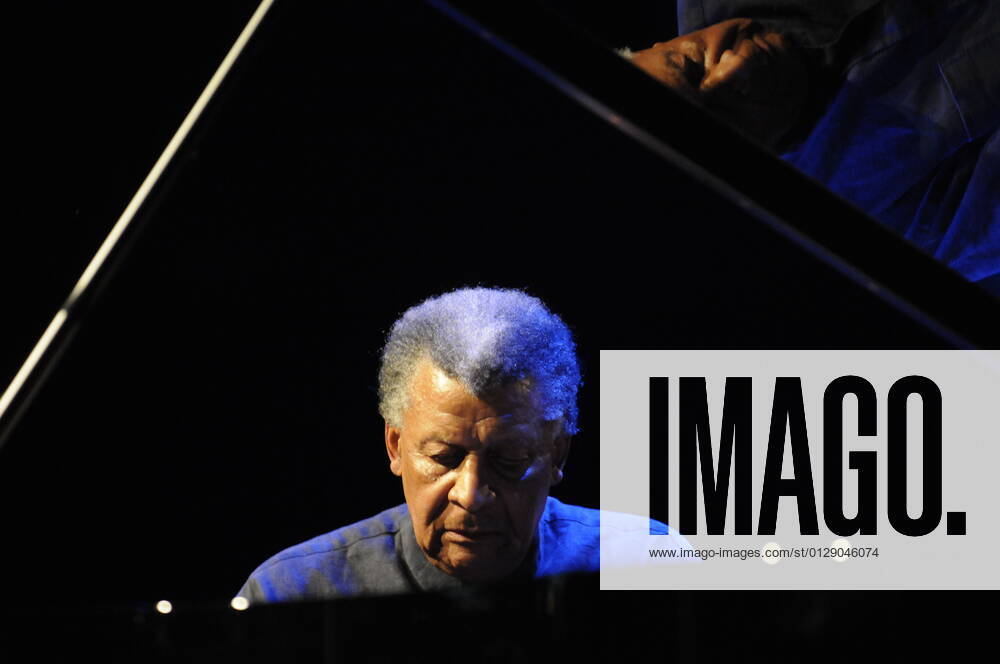 Der südafrikanische Jazz-Pianist Abdullah Ibrahim (früher: Dollar Brand) beim 40. Moers Festival 2011. The jazz pianist Abdullah Ibrahim (aka Dollar Brand) from South Africa at the 40th Moers Festival 2011. Moers NRW DEU;DE;GERMANY;DEUTSCHLAND;ALLEMAGNE