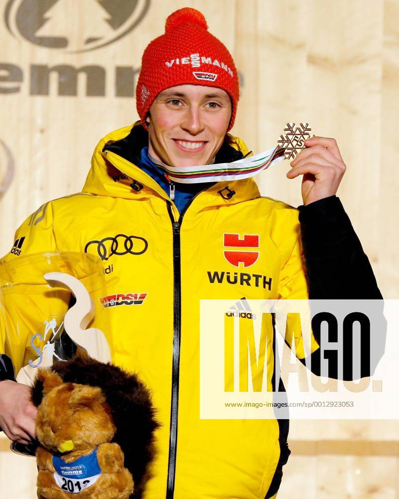 SKI NORDISCH - FIS Nordische WM 2013 CAVALESE,ITALIEN,01.MAR.13 - SKI NORDISCH, NORDISCHE KOMBINATION - FIS Nordische Ski Weltmeisterschaften 2013 in Val di Fiemme, Siegerehrung, Medaillenvergabe am Piazza dei campioni. Bild zeigt Eric Frenzel (GER). Keyword: Medaille.