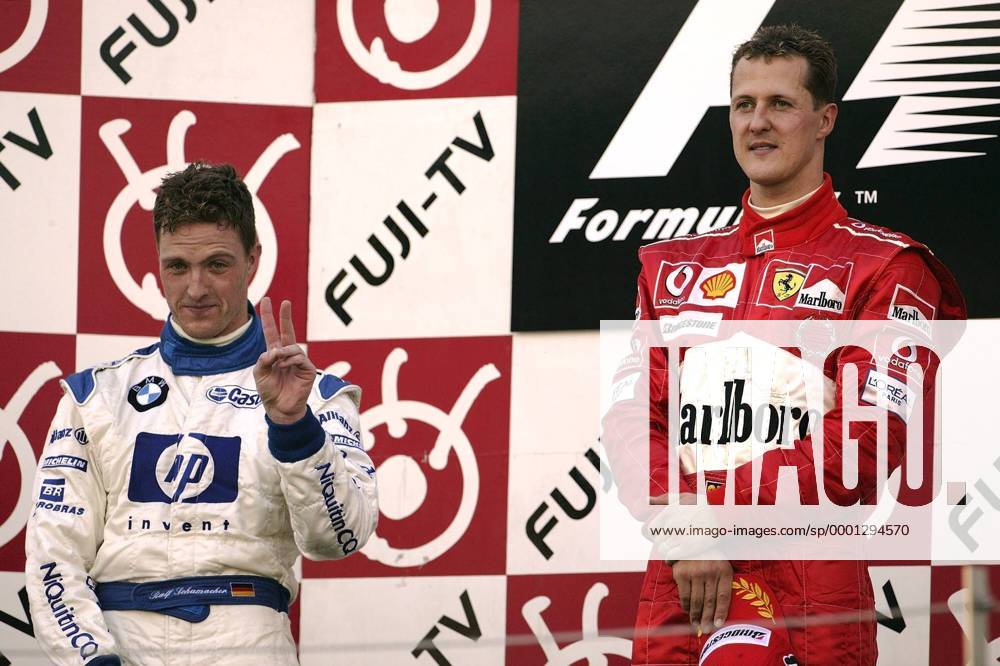 Siegerehrung nach dem GP von Japan in Suzuka 2004: Ralf Schumacher (BMW-Williams, li.) und Sieger Michael Schumacher (beide Deutschland Ferrari) Motorsport Grand Prix Herren Großer Preis von Japan 2004, Formel 1 Weltmeisterschaft, F1, F, GP, WM Gruppe International Racing Course Suzuka Freude,