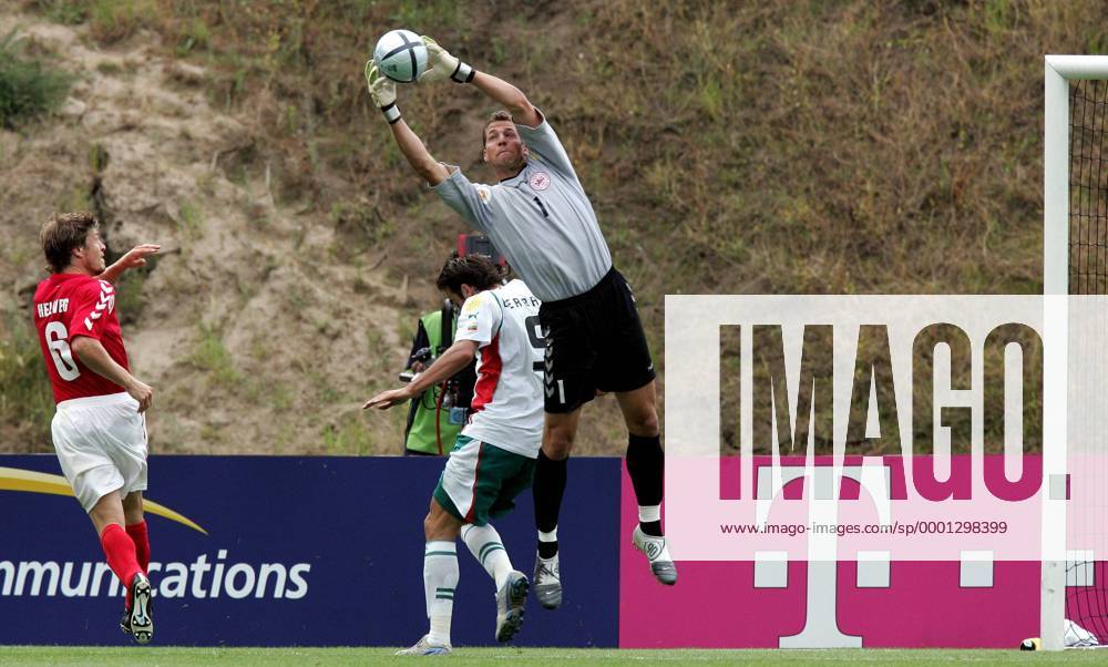 Torwart Thomas Sörensen (Dänemark, re.) sichert sich vor Dimitar Berbatov (Bulgarien) den Ball, während Thomas Helveg (Dänemark, li.) zuschaut Fußball EM Herren Euro 2004, Europameisterschaft, Länderspiel Nationalmannschaft, Nationalteam, Gruppe C Gruppe Braga Kampf,