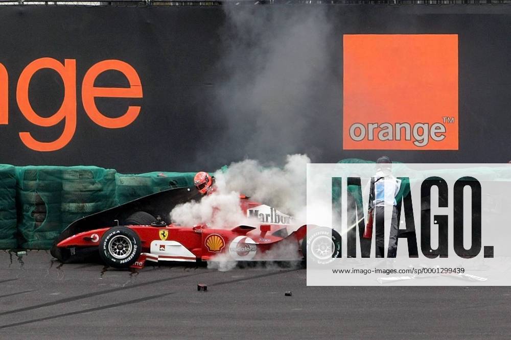 Michael Schumacher (Deutschland Ferrari) steigt aus seinem qualmenden Boliden Motorsport Grand Prix Herren Großer Preis von Brasilien 2004, Formel 1 Weltmeisterschaft, F1, F, GP, WM, Qualifying, Vdig Gruppe Sao Paulo Interlagos
