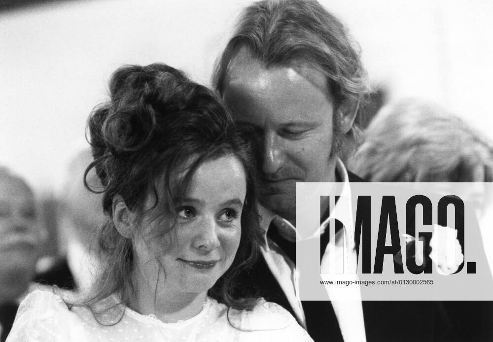 BREAKING THE WAVES, from left: Emily Watson, Stellan Skarsgard, 1996. ? October Films Courtesy Everett Collection Ref:MBDBRTH OC001 PUBLICATIONXNOTxINxCANxCHNxFRAxITAxJPNxNORxPOLxRUSxESPxUKxUSA