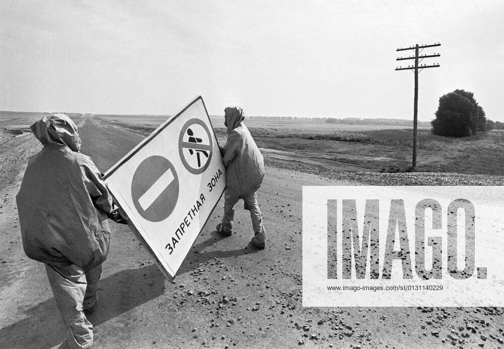 Disaster at the Chernobyl nuclear power plant 921507 27.04.1986 Disaster at the Chernobyl nuclear power plant. The No trespassing! shield. Igor Kostin Sputnik Kiev region Ukraine