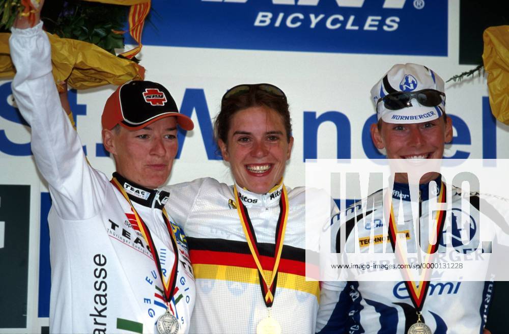 Petra Roßner, Meisterin Hanka Kupfernagel und Kerstin Scheitle (v.li.) jubelnd bei der Siegerehrung Radsport LM Damen DM 1999 Straßenradsport, Frauen, Straße, Deutsche Straßenmeisterschaft, Straßenrennen, Einzel Gruppe St. Wendel, Saarland Harmonie, Freude,