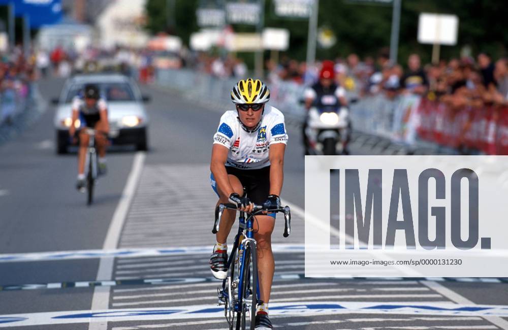 Petra Roßner überquert den Zielstrich Radsport LM Damen DM 1999 Straßenradsport, Frauen, Straße, Deutsche Straßenmeisterschaft, Straßenrennen, Einzel Einzelbild St. Wendel, Saarland