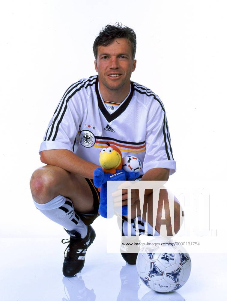 Lothar Matthäus (Deutschland) mit Ball kniend und dem Maskottchen Footix der Fußball-Weltmeisterschaft in Frankreich in der Hand Fußball Länderspiel Herren Nationalmannschaft, Nationalteam 1998, Nationaltrikot: BR Deutschland Einzelbild