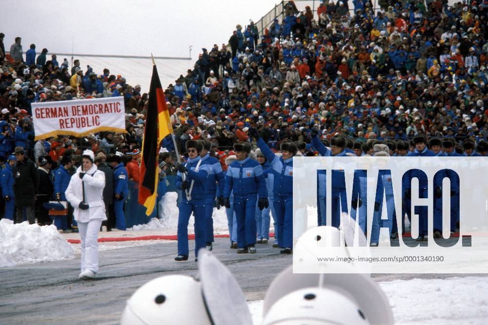 Eröffnungszeremonie der Olympischen Spiele 1980 in Lake Placid - Fahnenträger Jan Hoffmann führt die Delegation der DDR ins Stadion Eiskunstlauf OS Winter Herren Olympische Winterspiele 1980, Olympia, Olympiade, Spiele, Eröffnung, Eröffnungsfeier, Feier, Vdia Totale Einmarsch, einlaufen, auflaufen Lake Placid