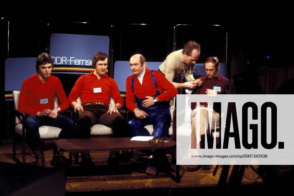 Olympiasieger Ulrich Wehling (2.v.li.) mit Uwe Dotzauer (li.) und Co-Trainer Dietmar Hupfer (re., alle DDR) zu Gast bei Moderator Heinz Florian Oertel im DDR Fernsehen Nordische Kombination OS Winter Herren Olympische Winterspiele 1980, Olympia, Olympiade, Spiele, Ski Nordisch, Nordischer Skisport, Vdia Gruppe Lake Placid