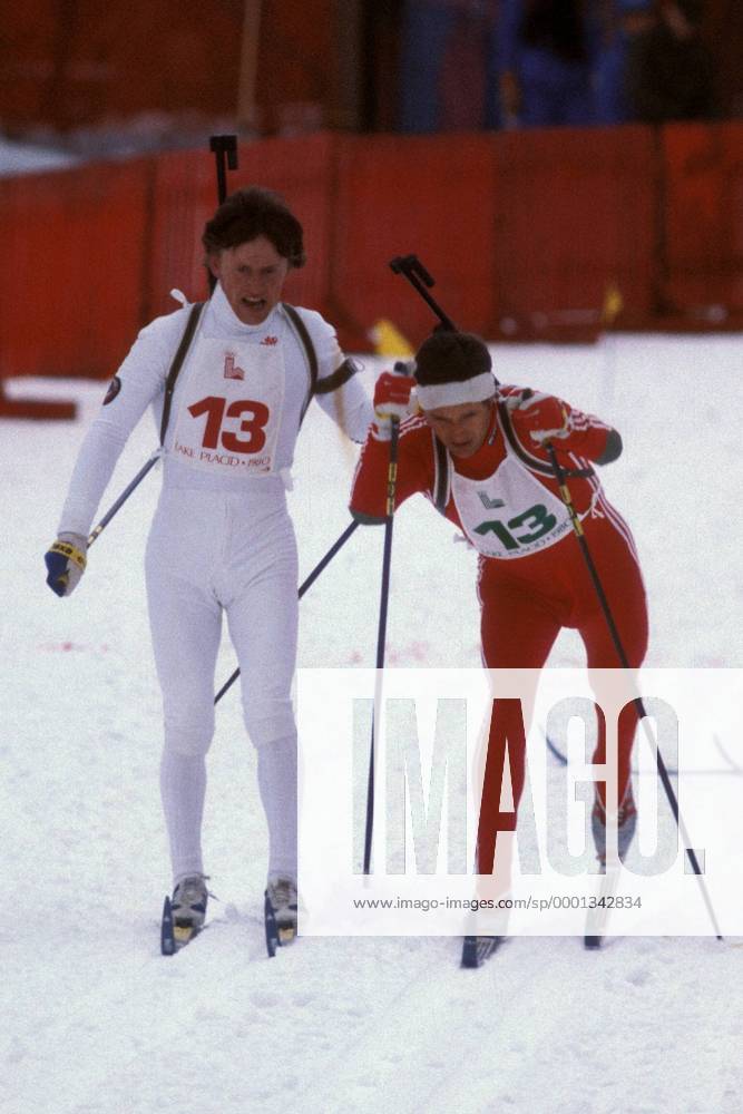 Wladimir Alikin (li.) schickt Alexander Tichonow (beide Sowjetunion) ins Rennen Biathlon OS Winter Herren Olympische Winterspiele 1980, Olympia, Olympiade, Spiele, Staffel, Staffellauf, Staffelrennen, Vdia Gruppe Lake Placid, Tikhonov, Tikhonow