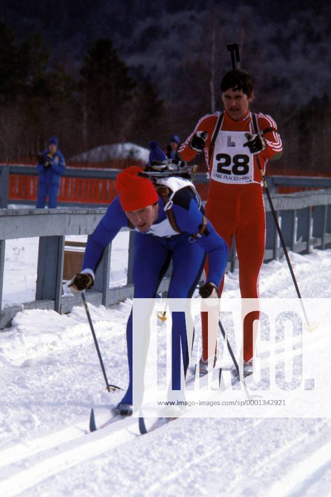 Frank Ullrich (DDR) vor Alexander Tichonow (Sowjetunion) in der Loipe Biathlon OS Winter Herren Olympische Winterspiele 1980, Olympia, Olympiade, Spiele, 10km, 10 km, Kilometer, Vdia Gruppe Lake Placid