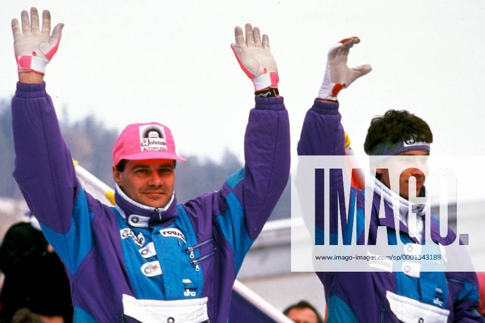 Pilot Wolfgang Hoppe (li.) und Rene Hannemann (beide Deutschland) lassen sich feiern Bobsport Herren Weltcup 1991 1992, Welt-Cup, Worldcup, World, WC, Zweierbob, 2er Bob, 2 er, Zweier, Vdia Gruppe Freude,