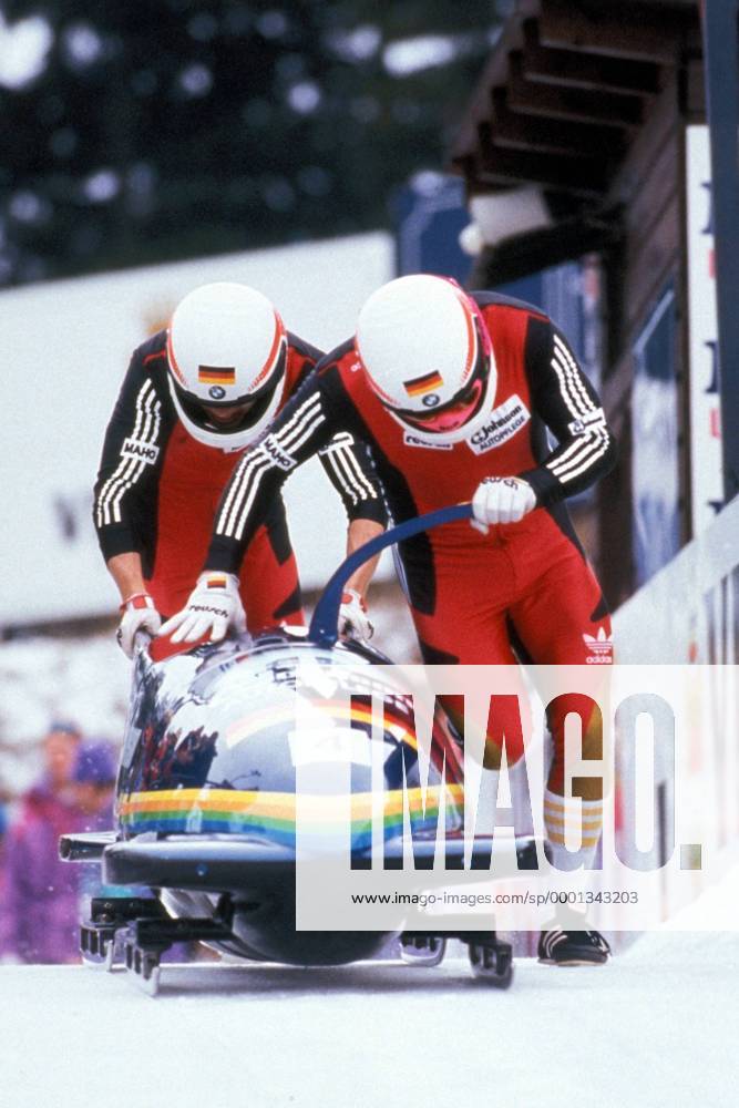 Pilot Wolfgang Hoppe und Rene Hannemann (beide Deutschland) - Start Bobsport Herren Weltcup 1990 1991, Welt-Cup, Worldcup, World, WC, Zweierbob, 2er Bob, 2 er, Zweier, Vdia Gruppe Winterberg Dynamik,