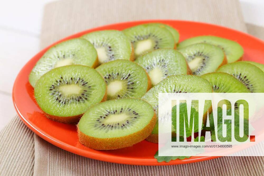 Plate of sliced kiwi, 11.10.2020,