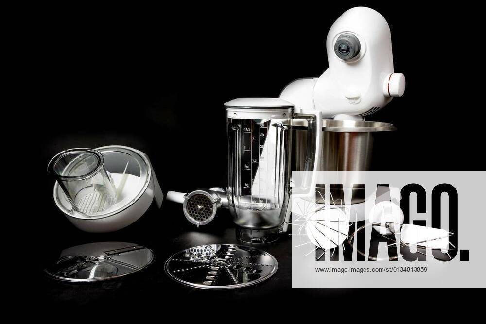 IMAGO Creative: Haushaltsgeräte - Küchenmaschine Kitchen robot with complete equipment closeup, 11.10.2020,