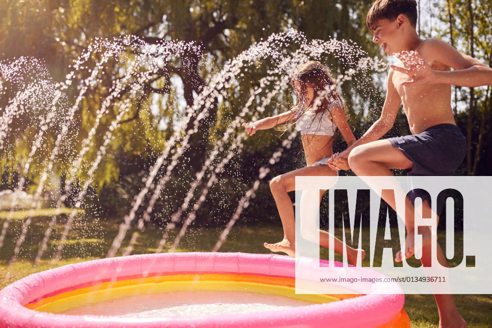 Summer,cooling,siblings,wading pool,summers,wading pools mmq-113i ,model released, Symbolfoto