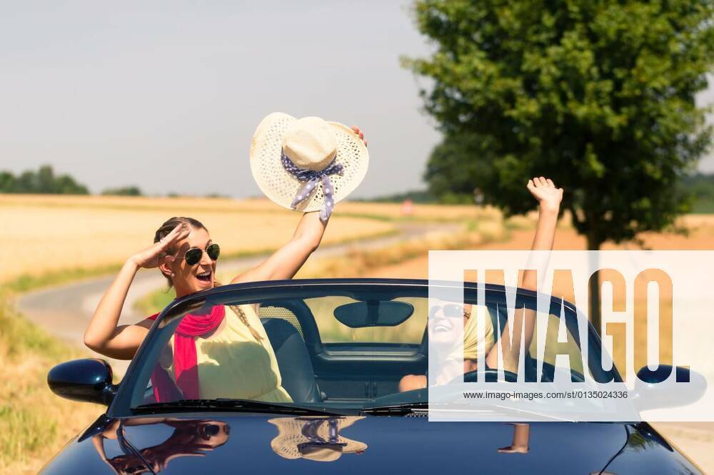 Friends having summer joyride in convertible car model released, Symbolfoto, 11.10.2020,