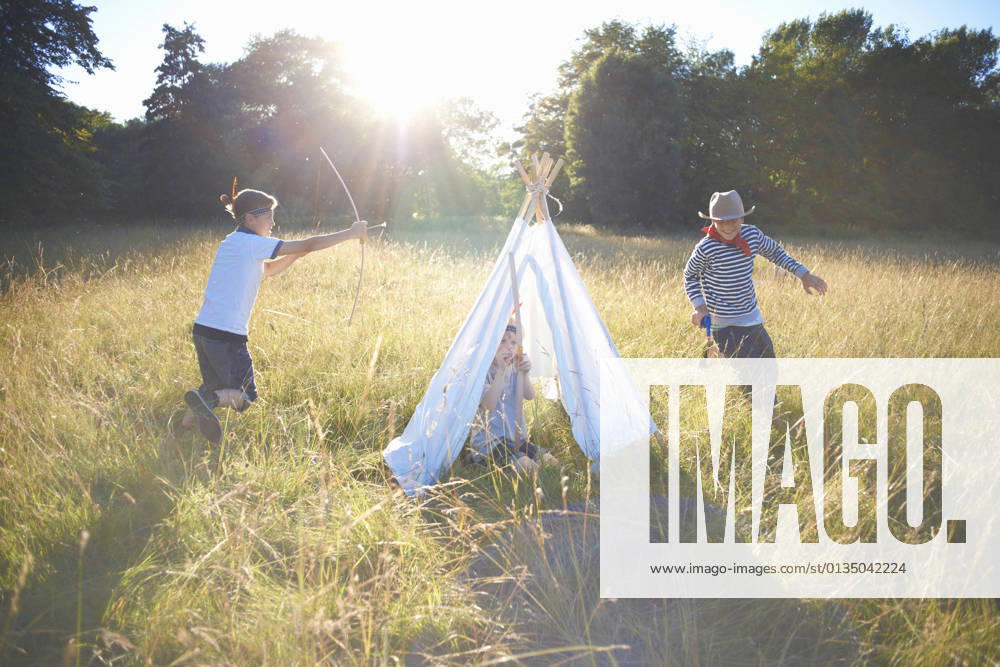 IMAGO Creative, Jahreszeit Sommer, Sommerferien Small group of young boys playing around teepee, 31.07.2014,