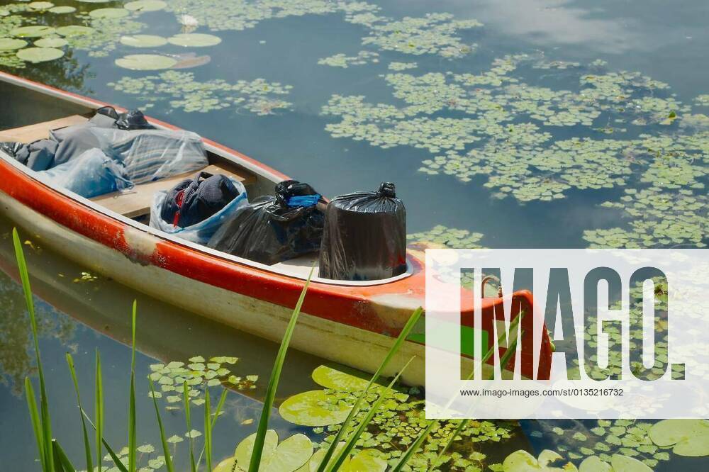 IMAGO Creative: Ende des Sommers Canoe on the riverside, 11.10.2020,