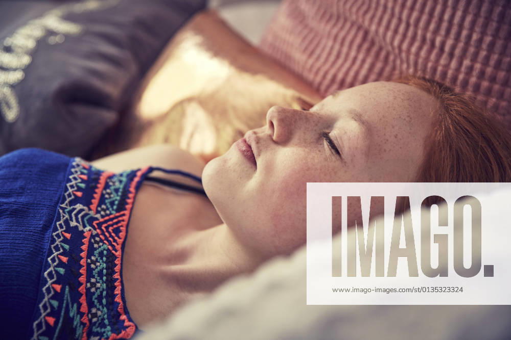IMAGO Creative, Jahreszeit Sommer, Sommerferien Girl sleeping in bed, 04.10.2018,