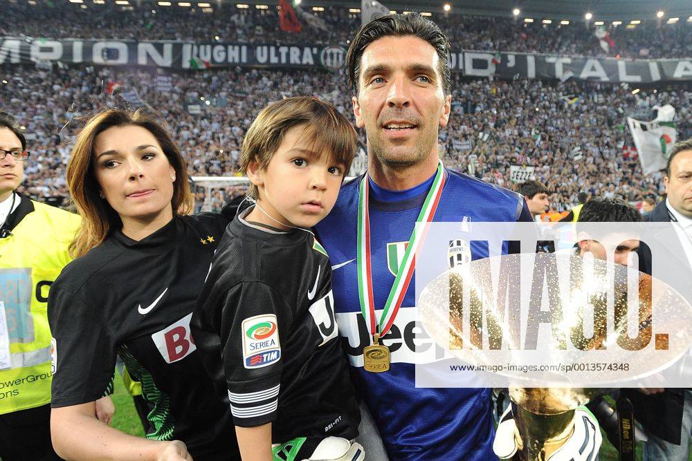 IPP20130511 Football - soccer: Serie A, Juventus Turin - Meisterfeier 2013, GIANLUIGI BUFFON mit seinem Sohn David Lee, Frau ALENA SEREDOVA - ZWEIx PhotoxPressx