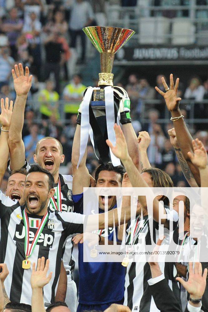 IPP20130512 Football - soccer: Serie A, Juventus Turin Italienischer Meister 2012 2013, gianluigi buffon präsentiert die Trophäe ZWEIx PhotoxPressx