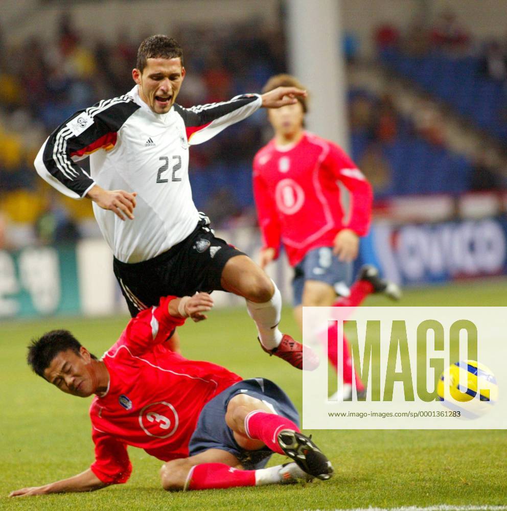Park Jae Hong (li., Südkorea) gegen Kevin Kuranyi (Deutschland) Fußball Länderspiel Herren Länderspiel 2004, Testspiel, Freundschaftsspiel, Test, Asienreise, Asientour, Länderspielreise Gruppe Busan Dynamik,