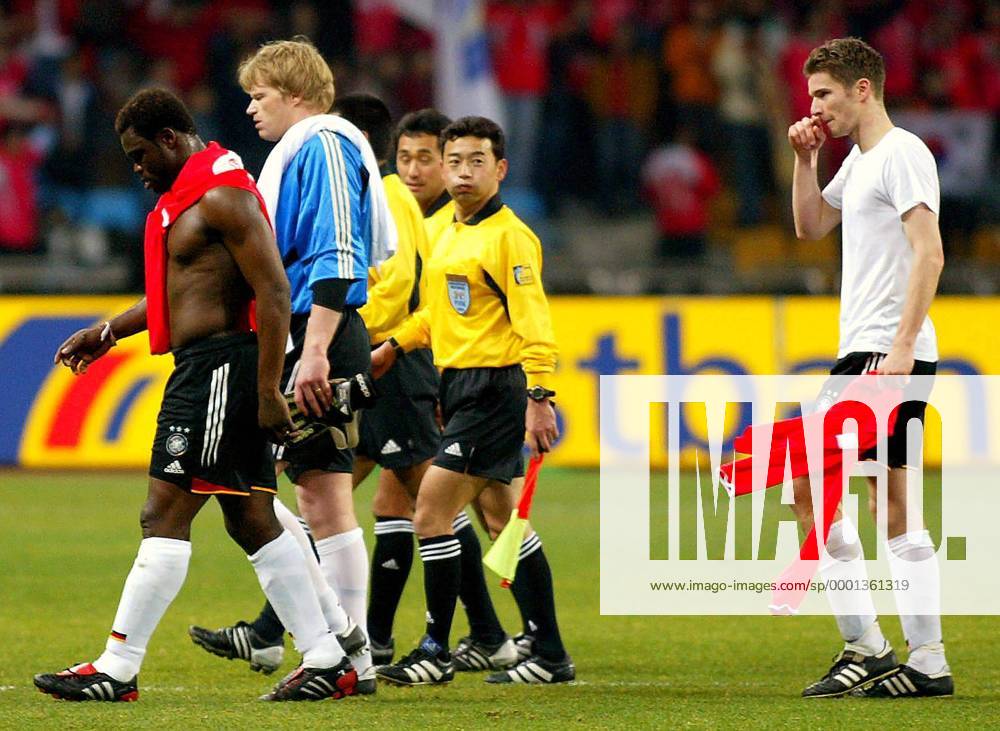 Gerald Asamoah (li.), Torwart Oliver Kahn und Arne Friedrich (alle Deutschland) gehen nach dem Trikottausch enttäuscht vom Platz Fußball Länderspiel Herren Länderspiel 2004, Testspiel, Freundschaftsspiel, Test, Asienreise, Asientour, Länderspielreise Gruppe Busan Enttäuschung,