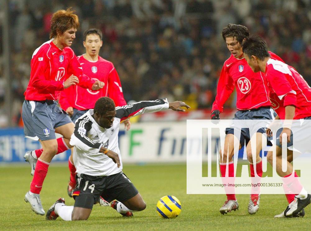 Gerald Asamoah (Deutschland) gegen Kim Dong Jin (li.), Park Jae Hong (re., beide Südkorea) Fußball Länderspiel Herren Länderspiel 2004, Testspiel, Freundschaftsspiel, Test, Asienreise, Asientour, Länderspielreise Gruppe Busan Dynamik, Kampf,