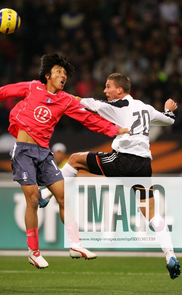Park Kyu Seon (li., Südkorea) gegen Lukas Podolski (Deutschland) Fußball Länderspiel Herren Länderspiel 2004, Testspiel, Freundschaftsspiel, Test, Asienreise, Asientour, Länderspielreise Gruppe Busan Dynamik, Höhe,