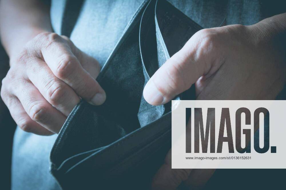 IMAGO Creative: Gesellschaft, Armut Close-up woman standing and holding the wallet empty of money, 12.10.2020,