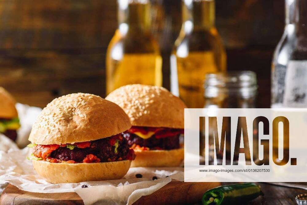 IMAGO Creative: Landleben - Essen Homemade Beef Burgers., 12.10.2020,