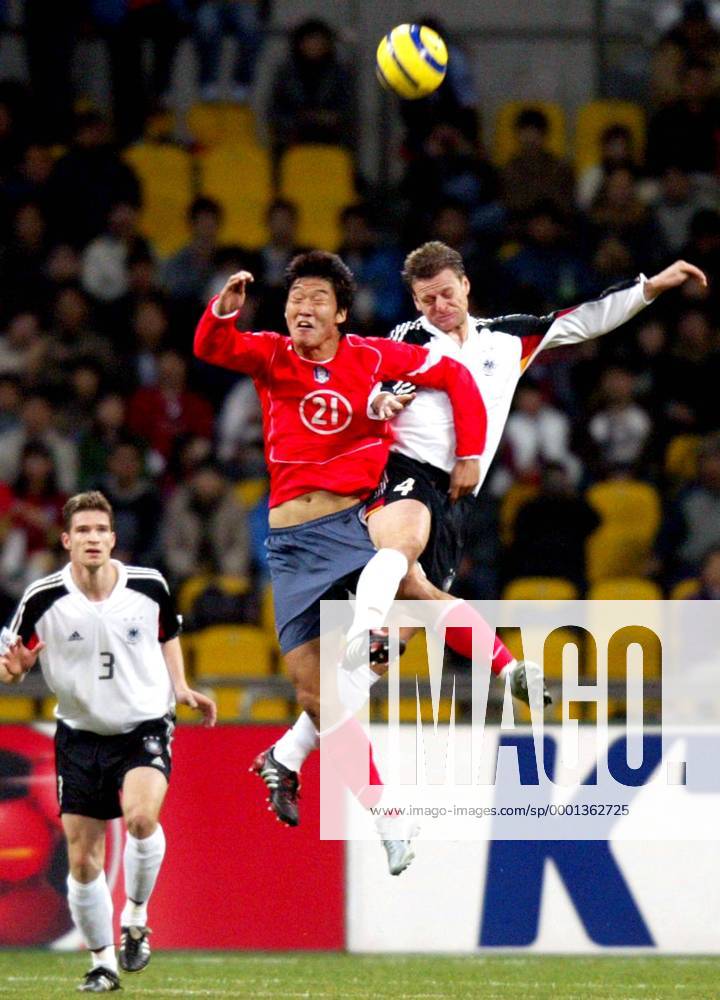 Christian Wörns (re., Deutschland) gegen Kim Dong Hun (Südkorea) Fußball Länderspiel Herren Länderspiel 2004, Freundschaftsspiel, Test, Testspiel, Nationalmannschaft, Nationalteam, Vdig Gruppe Busan Dynamik,
