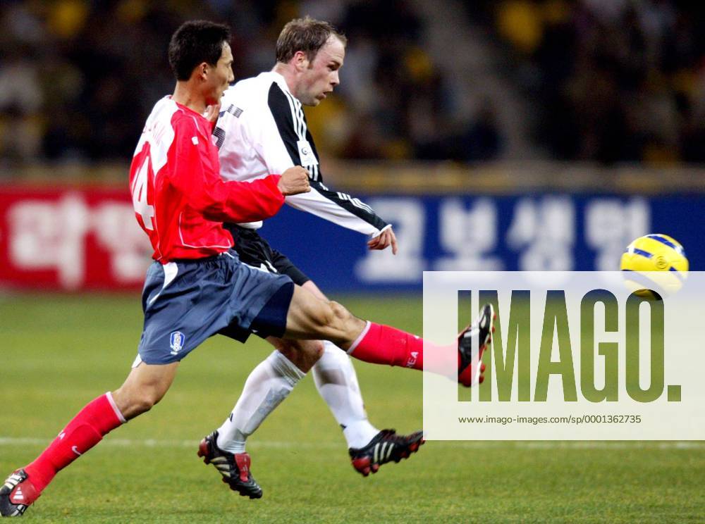 Kim Sang Sik (li., Südkorea) gegen Fabian Ernst (Deutschland) Fußball Länderspiel Herren Länderspiel 2004, Freundschaftsspiel, Test, Testspiel, Nationalmannschaft, Nationalteam, Vdig Gruppe Busan Dynamik,