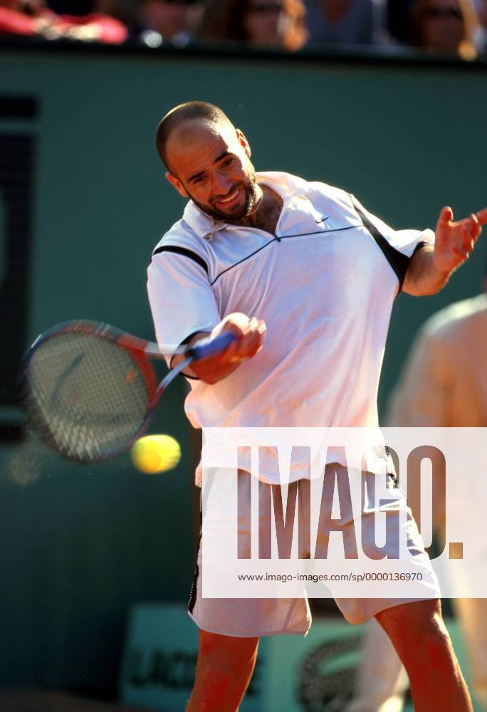 Andre Agassi (USA) schlägt eine Vorhand Tennis Herren French Open 1999, ATP-Tour, Grand Slam, Sand, Sandplatz, Sandplatzturnier, Sandplatztennis Einzelbild Roland Garros Paris Dynamik,